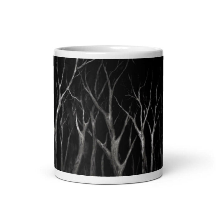 Cốc sứ hình giữa những rừng cây