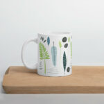 Cốc sứ họa tiết hình lá, đá và lông vũ