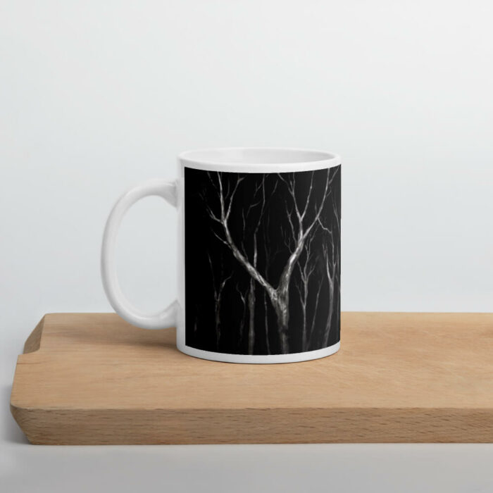 Cốc sứ hình giữa những rừng cây